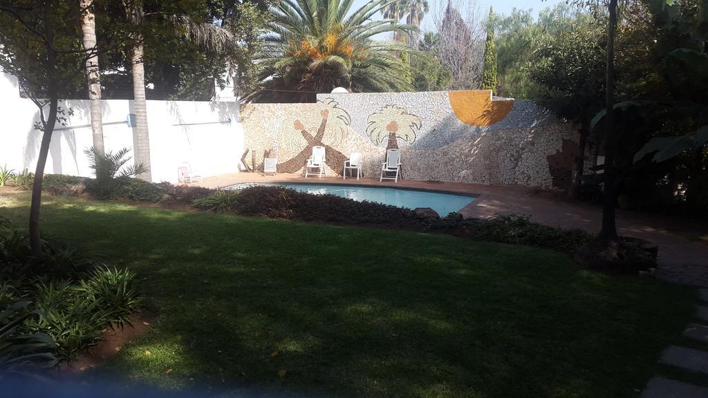 Rosebank Lodge & Backpacker Joanesburgo Exterior foto