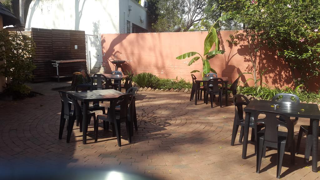 Rosebank Lodge & Backpacker Joanesburgo Exterior foto